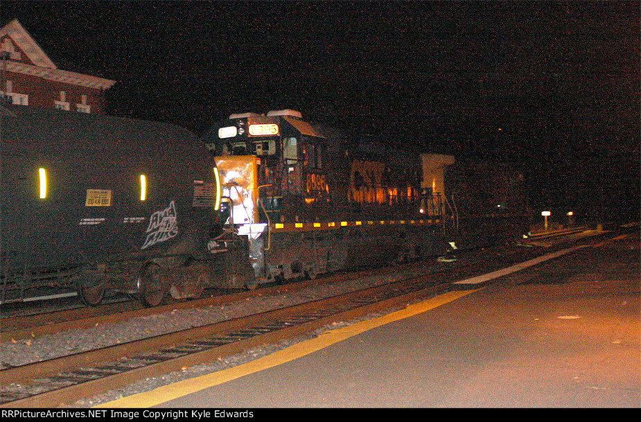 CSX SD40-2 #8395 on Q301-27